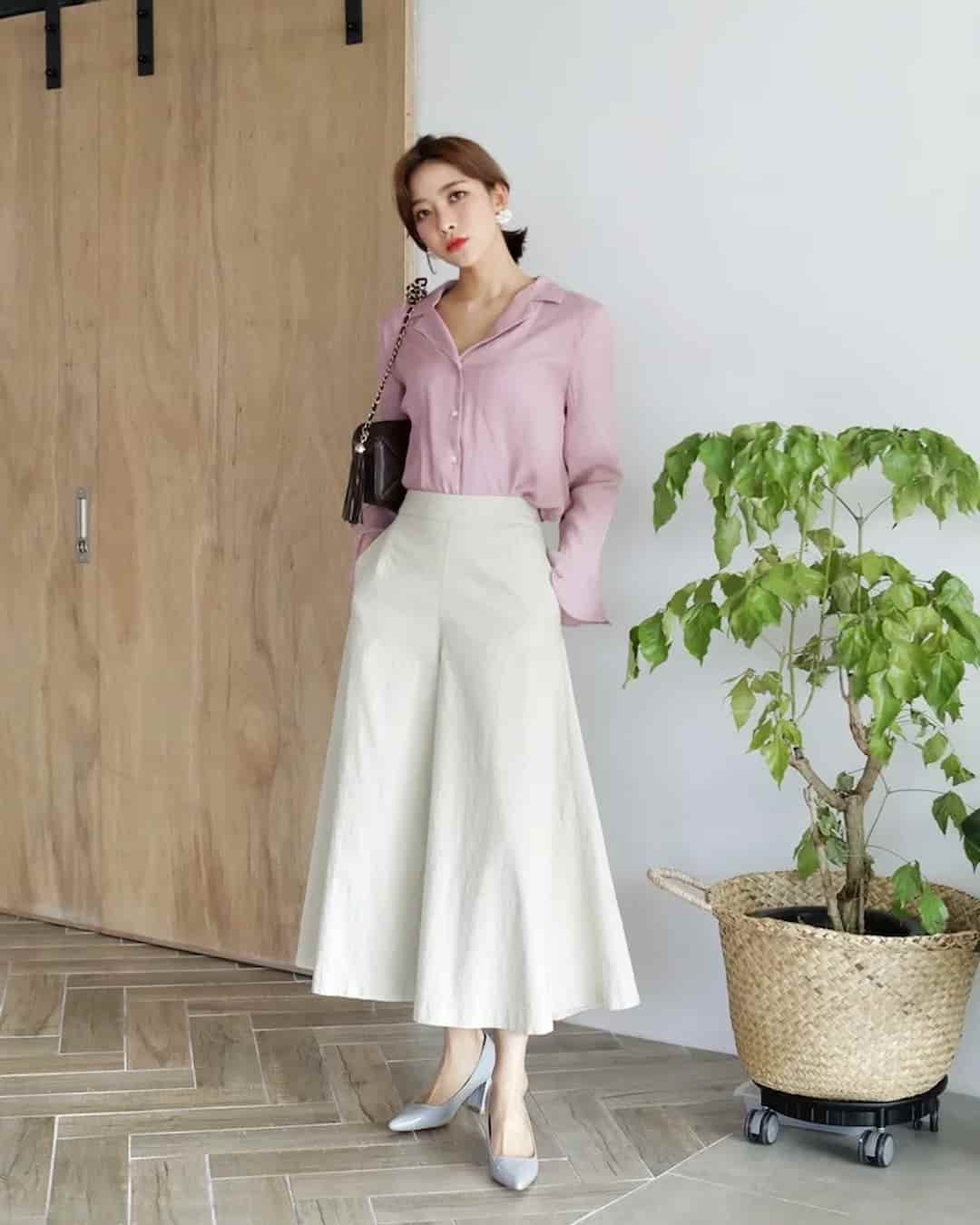 Mix quần ống rộng cùng các tome áo peplum màu ngọt sẽ trông thư thái hơn