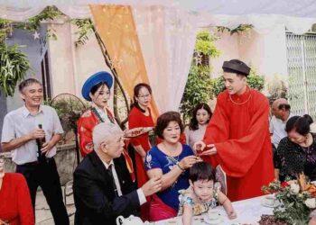 Áo tấc trong Tiệc tùng