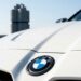 Hình ảnh cận cảnh logo BMW xanh trắng trên nắp capo trắng muốt