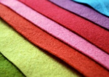 Loại vải này có chất khá dày và nhiều màu sắc bắt mắt