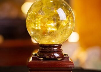 Quả cầu thạch anh vàng mang ý nghĩa phong thủy gì trong cuộc sống