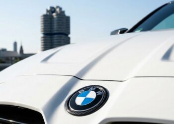 Hình ảnh cận cảnh logo BMW xanh trắng trên nắp capo trắng muốt